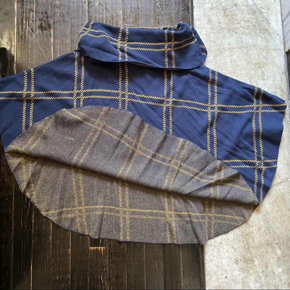 Cape - Picture 2 of 2